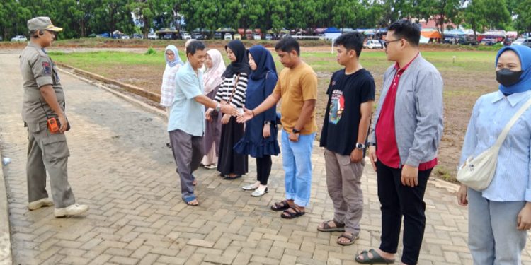 Plt Kepala BKPSDM Luwu Timur, Rapiuddin Thahir memimpin gladi bersih penyerahan SK CPNS dan PPPK 2024 Tahap I Luwu Timur di Lapangan Pendidikan, Malili, Minggu 1 Juni 2025. (Foto: jaeja.id)