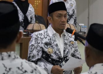 Bupati Luwu Timur Irwan Bachri Syam mengisyaratkan bakal mengangkat guru PPPK menjadi kepala sekolah, saat melantik pengurus PGRI Lutim periode 2025-2030, di Aula Rujab Bupati Lutim, Rabu 18 Juni 2025. (kominfo sp lutim)