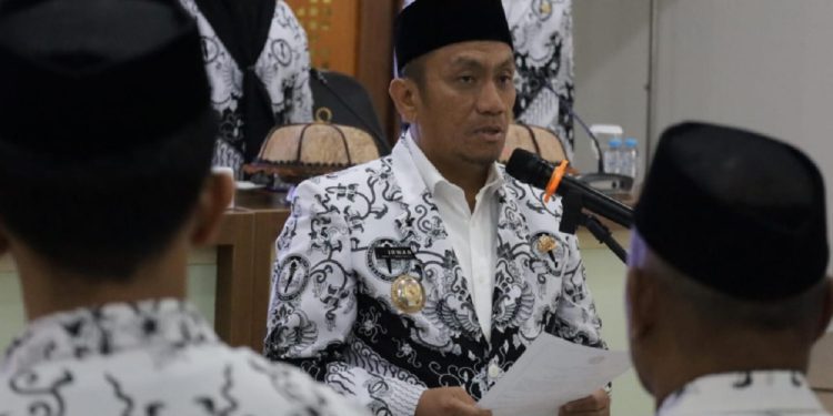 Bupati Luwu Timur Irwan Bachri Syam mengisyaratkan bakal mengangkat guru PPPK menjadi kepala sekolah, saat melantik pengurus PGRI Lutim periode 2025-2030, di Aula Rujab Bupati Lutim, Rabu 18 Juni 2025. (kominfo sp lutim)