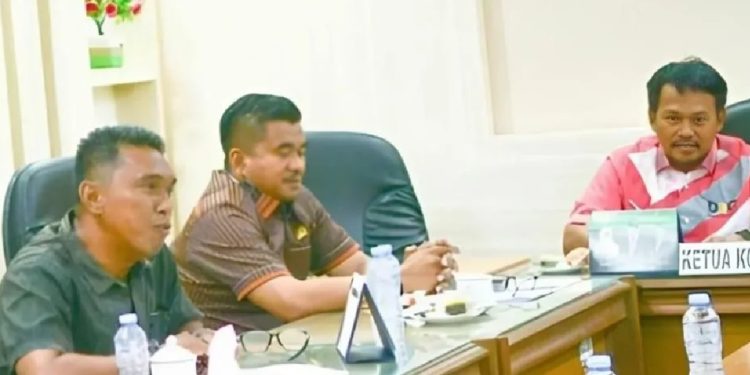 Anggota Komisi II DPRD Luwu Timur saat menggelar Rapat Dengar Pendapat (RDP) bersama Dinas Pertanian, membahas kekosongan penyuluh pertanian di desa-desa. (Foto: Ist)