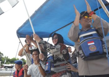 Wakil Bupati Luwu Timur, Puspawati Husler, secara resmi membuka Lomba Perahu Dayung di Tanggul Wewangriu, Sungai Malili, Kamis 15 Mei 2025. (Foto: kominfo sp lutim)