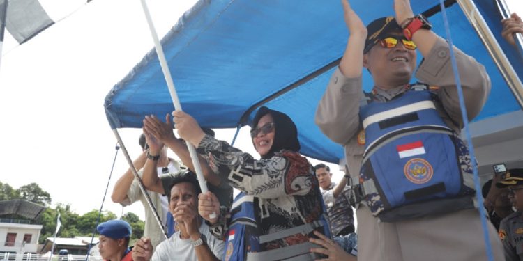 Wakil Bupati Luwu Timur, Puspawati Husler, secara resmi membuka Lomba Perahu Dayung di Tanggul Wewangriu, Sungai Malili, Kamis 15 Mei 2025. (Foto: kominfo sp lutim)