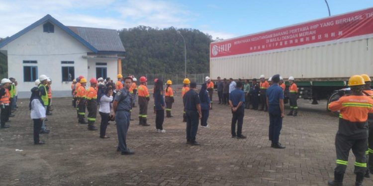 Pembongkaran material smelter PT IHIP di Pelabuhan Waru-Waru, Kecamatan Malili, Minggu 8 Juni 2025, tanpa koordinasi dengan Pemkab Luwu Timur. (Foto: ist)