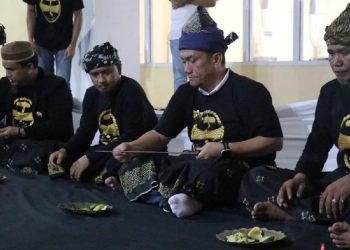 Bupati Luwu Timur Irwan Bachri Syam, melaksanakan prosesi Mattompang Pusaka dalam rangkaian acara Pameran Benda Pusaka di basement Andi Nyiwi Park, Kecamatan Malili, Jumat (16/05/2025) malam. (Foto: kominfo sp lutim)