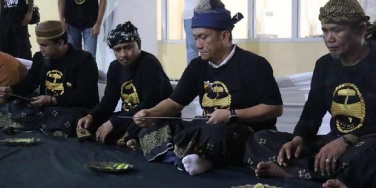 Bupati Luwu Timur Irwan Bachri Syam, melaksanakan prosesi Mattompang Pusaka dalam rangkaian acara Pameran Benda Pusaka di basement Andi Nyiwi Park, Kecamatan Malili, Jumat (16/05/2025) malam. (Foto: kominfo sp lutim)