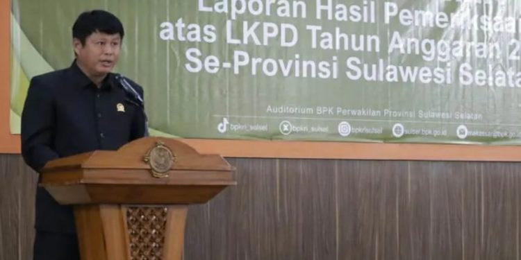 Ketua DPRD Luwu Timur, Ober Datte didaulat memberikan sambutan mewakili enam entitas pemeriksaan, yaitu Kabupaten Luwu Timur, Maros, Barru, Pinrang, Bulukumba, dan Sinjai, saat menghadiri penyerahan LHP atas LKPD Tahun Anggaran 2024 di Auditorium BPK RI Perwakilan Sulsel. (Foto: Humas DPRD Luwu Timur)