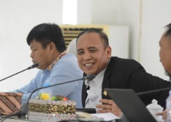 Sarkawi A Hamid pimpin rapat pansus RPJMD, di ruang Badan Anggaran DPRD Luwu Timur, Selasa 3 Juni 2025.
