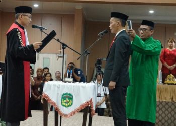 Pengambilan sumpah dan pelantikan Jihadin Peruge sebagai Wakil Ketua I DPRD Luwu Timur di ruang rapat paripurna DPRD Lutim, Rabu 25 Juni 2025. (Foto: Kominfo SP Lutim)