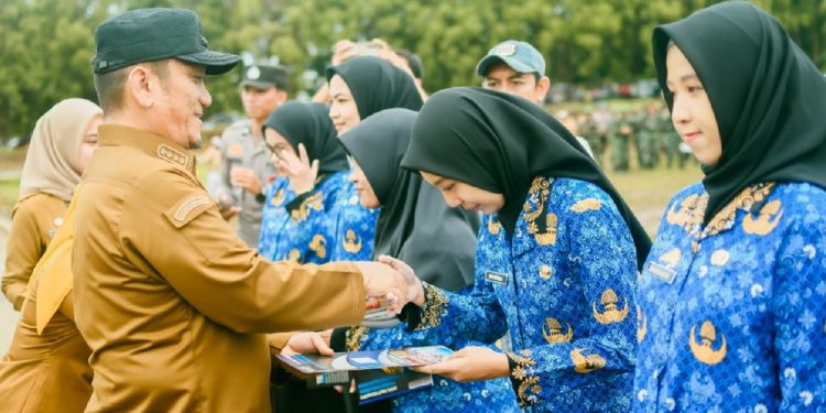 Bupati Luwu Timur, Irwan Bachri Syam bersama Wabup Puspawati Husler memberikan secara simbolis SK CPNS dan PPPK, di Lapangan Pendidikan Malili, Senin 2 Juni 2025. (Foto: chullank_art)