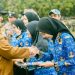 Bupati Luwu Timur, Irwan Bachri Syam bersama Wabup Puspawati Husler memberikan secara simbolis SK CPNS dan PPPK, di Lapangan Pendidikan Malili, Senin 2 Juni 2025. (Foto: chullank_art)