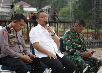 Bupati Luwu Timur, Irwan Bachri Syam memberikan pengarahan kepada panitia dan kepala OPD dalam rangka persiapan hari jadi HUT ke-22 Luwu Timur, di Lapangan Pendidikan, Jumat 16 Mei 2025. (Foto: Kominfo SP Lutim)