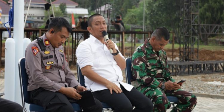 Bupati Luwu Timur, Irwan Bachri Syam memberikan pengarahan kepada panitia dan kepala OPD dalam rangka persiapan hari jadi HUT ke-22 Luwu Timur, di Lapangan Pendidikan, Jumat 16 Mei 2025. (Foto: Kominfo SP Lutim)