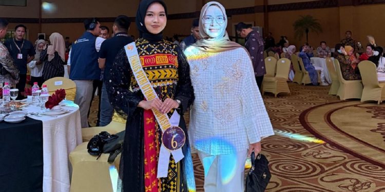 Ketua TP PKK Luwu Timur, Ani Nurbani Irwan, foto bersama Dewi Astika, perwakilan Lutim pada malam Grand Final Pemilihan Putri Otonomi Indonesia Tahun 2025, di Hotel Sutan Raja, Minahasa Utara, Jumat 30 Mei 2025. (Foto: Diskominfo SP Lutim)