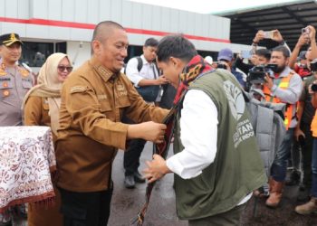 Bupati Luwu Timur, Irwan Bachri Syam, didampingi Wakil Bupati, Puspawati Husler, menyambut kedatangan Menteri Kehutanan RI, Raja Juli Antoni di Soroako, Jumat 13 Juni 2025. (Sumber: Dinas Kominfo SP Luwu Timur)