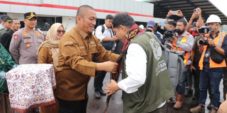 Bupati Luwu Timur, Irwan Bachri Syam, didampingi Wakil Bupati, Puspawati Husler, menyambut kedatangan Menteri Kehutanan RI, Raja Juli Antoni di Soroako, Jumat 13 Juni 2025. (Sumber: Dinas Kominfo SP Luwu Timur)