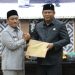 Bupati Luwu Timur, Irwan Bachri Syam menyerahkan lima ranperda yang diterima Ketua DPRD Lutim, Ober Datte, pada Rapat Paripurna DPRD, Rabu 21 Mei 2025. (Foto: Kominfo SP Lutim)
