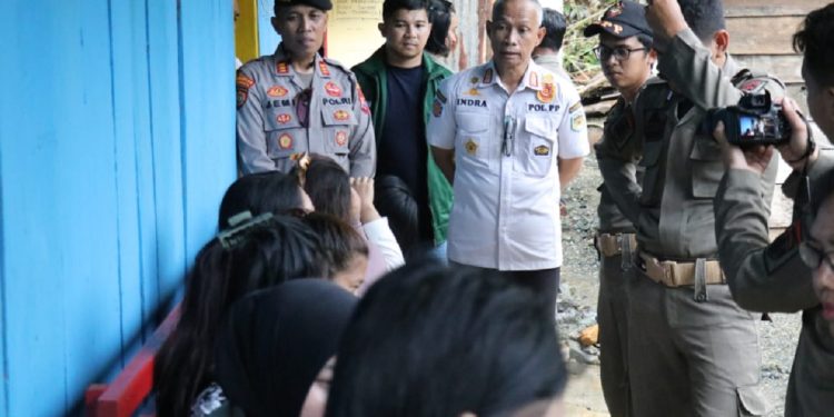 Kasatpol PP Lutim Indra Fauzy memberikan pengarahan kepada sejumlah pelayan kafe di Desa Tabarano, Kecamatan Wasuponda, Kamis 15 Mei 2025. (Kominfo SP Lutim)