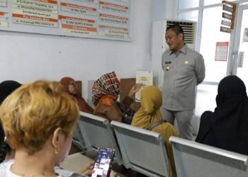 Bupati Luwu Timur berbincang dengan warga saat sidak ke RSUD I Lagaligo Wotu, Rabu 21 Mei 2025. (Foto: Kominfo SP Lutim)