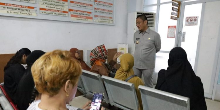 Bupati Luwu Timur berbincang dengan warga saat sidak ke RSUD I Lagaligo Wotu, Rabu 21 Mei 2025. (Foto: Kominfo SP Lutim)