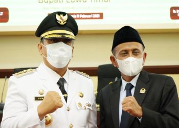 Bupati Luwu Timur, Irwan Bachri Syam bersama Wakil Ketua In DPRD Luwu Timur, M Siddiq BM berpose bersama beberapa waktu lalu. (Foto: dok)