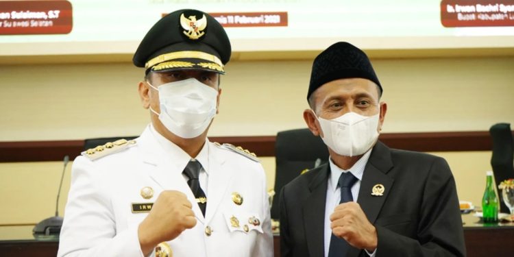 Bupati Luwu Timur, Irwan Bachri Syam bersama Wakil Ketua In DPRD Luwu Timur, M Siddiq BM berpose bersama beberapa waktu lalu. (Foto: dok)