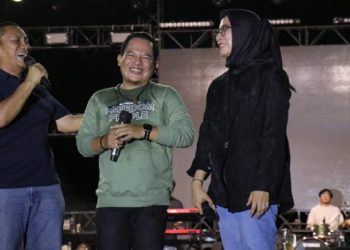 Bupati Luwu Timur, Irwan Bachri Syam, vokalis Wali Band, Faank dan Ketua TP PKK Lutim, Ani Nurbani pada malam puncak pesta rakyat hari jadi ke-22 Lutim di Lapangan Pendidikan, Malili, Senin 19 Mei 2025. (Foto: Kominfo SP Lutim)