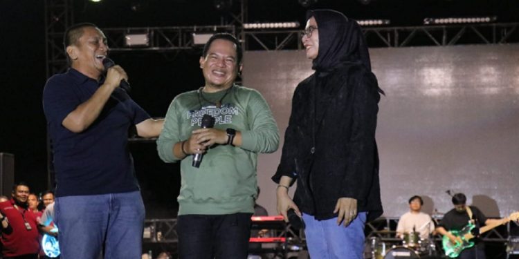 Bupati Luwu Timur, Irwan Bachri Syam, vokalis Wali Band, Faank dan Ketua TP PKK Lutim, Ani Nurbani pada malam puncak pesta rakyat hari jadi ke-22 Lutim di Lapangan Pendidikan, Malili, Senin 19 Mei 2025. (Foto: Kominfo SP Lutim)