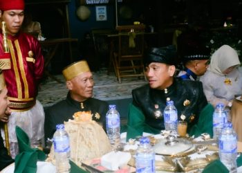 Bupati Luwu Timur Irwan Bachri Syam (kanan) saat berkunjung ke istana Kedatuan Luwu. (ist)