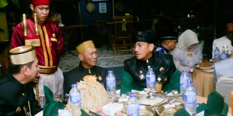Bupati Luwu Timur Irwan Bachri Syam (kanan) saat berkunjung ke istana Kedatuan Luwu. (ist)