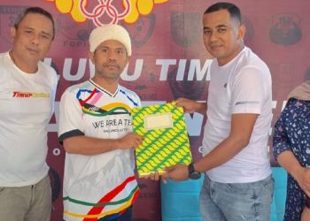 Herawan Raditya (kedua dari kanan) mengembalikan formulir pendaftaran calon ketua KONI Luwu Timur, Senin 9 Juni 2025 siang. (Foto:ist)