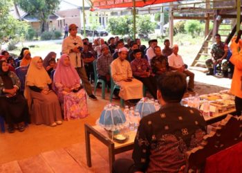 Bupati Luwu Timur menyampaikan sambutan dalam syukuran panen warga Desa Lera, Kecamatan Wotu, Kamis 19 Juni 2025. (Foto: Dinas Kominfo SP Lutim)