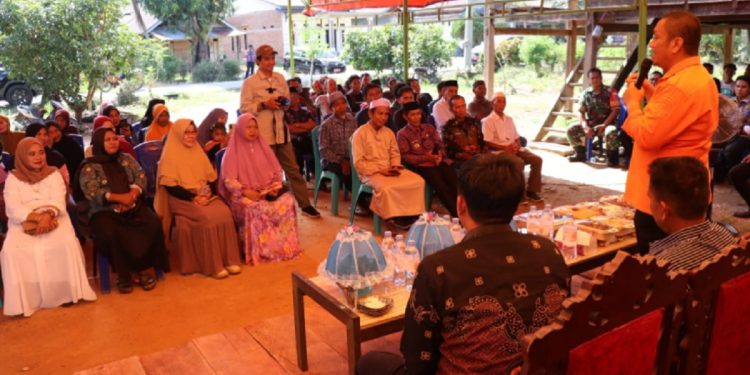 Bupati Luwu Timur menyampaikan sambutan dalam syukuran panen warga Desa Lera, Kecamatan Wotu, Kamis 19 Juni 2025. (Foto: Dinas Kominfo SP Lutim)