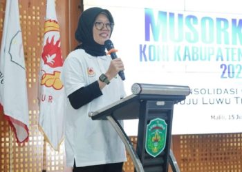 Kepala Disparbudmudora, Andi Tabacina menyampaikan sambutan pada Musorkablub 2025 KONI Luwu Timur, Minggu 15 Juni 2025. (Foto: jaeja.id)