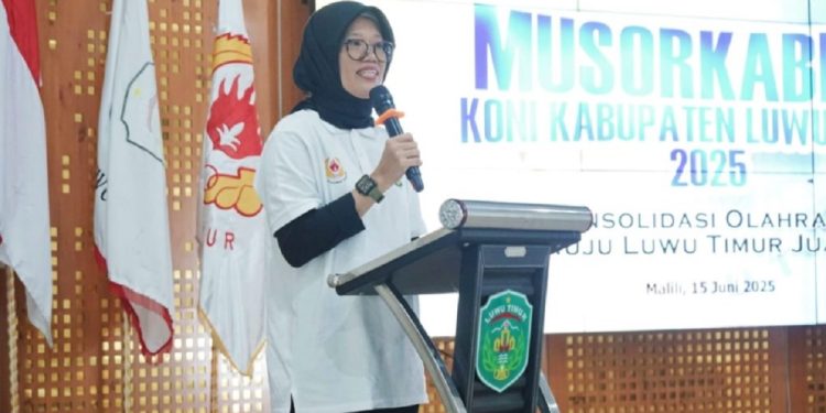 Kepala Disparbudmudora, Andi Tabacina menyampaikan sambutan pada Musorkablub 2025 KONI Luwu Timur, Minggu 15 Juni 2025. (Foto: jaeja.id)