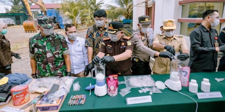 Ketua DPRD Luwu Timur, Ober Datte, menghadiri kegiatan pemusnahan barang bukti tindak pidana umum yang telah memiliki kekuatan hukum tetap (inkracht) di halaman Kejari Luwu Timur. (Foto:Ist)