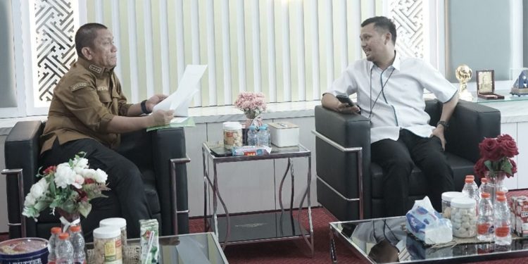 Bupati Luwu Timur, Irwan Bachri Syam, menerima audiensi dari BPJS Ketenagakerjaan, di Ruang Kerja Bupati pada Senin 2 Juni 2025. (Foto: Kominfo SP Lutim)