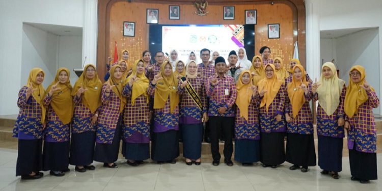 Foto bersama usai pelantikan pengurus pokja Bunda PAUD Luwu Timur masa bakti 2025-2030 di Aula Rujab Bupati Lutim, Jumat 20 Juni 2025.(Foto: Dinas Kominfo SP)