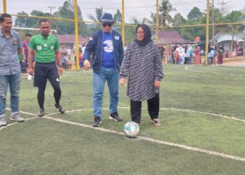Wakil Bupati Luwu Timur, Puspawati Husler menendang bola tanda dimulainya turnamen Bupati Cup 1 Tahun 2025 se-Loeha Raya, Minggu sore 22 Juni 2025. (Foto: kominfo sp lutim)