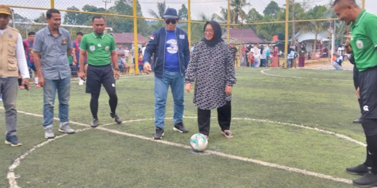 Wakil Bupati Luwu Timur, Puspawati Husler menendang bola tanda dimulainya turnamen Bupati Cup 1 Tahun 2025 se-Loeha Raya, Minggu sore 22 Juni 2025. (Foto: kominfo sp lutim)