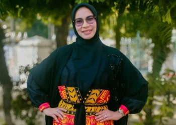 Motif kain tradisional Taipa yang dikenakan oleh Ketua Dekranasda Luwu Timur, Ani Nurbani Irwan. (Foto: Dinas Kominfo SP Lutim)