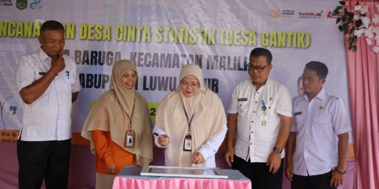 Asisten Bidang Pemerintahan dan Kesejahteraan Rakyat, Aini Endis Anrika mewakili Bupati Luwu Timur dalam pencanangan Desa Cantik di Desa Baruga, Malili, Rabu 25 Juni 2025. (Foto: Kominfo SP Lutim)