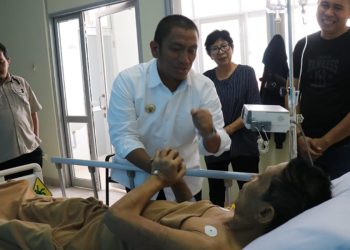 Bupati Luwu Timur, Irwan Bachri Syam menjenguk pasien asal Luwu Timur yang dirawat di RS Unhas, Kamis 26 Juni 2025. (Foto: Dinas Kominfo SP)