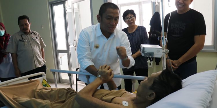 Bupati Luwu Timur, Irwan Bachri Syam menjenguk pasien asal Luwu Timur yang dirawat di RS Unhas, Kamis 26 Juni 2025. (Foto: Dinas Kominfo SP)