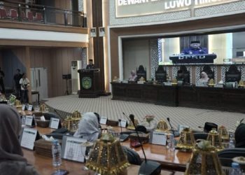 Bupati Luwu Timur, Irwan Bachri Syam menyampaikan jawaban atas pandangan umum fraksi-fraksi DPRD terhadap 5 buah Ranperda Tahun 2025, Kamis 12 Juni 2025.(Foto: Kominfo SP Lutim)