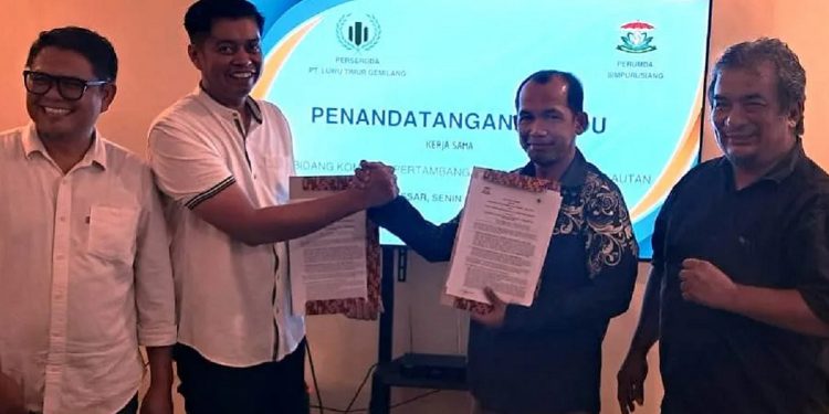 Direktur Utama PT Luwu Timur Gemilang (LTG) Ikal AS bersama Direktur Utama PT Simpurusiang, Bustani SS menandatangai MoU Kerjasama kedua BUMD. (Foto: Ist)