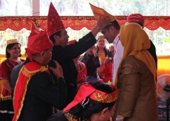 Bupati dan Wakil Bupati Luwu Timur, Irwan Bachri Syam dan Puspawati Husler menghadiri Ritual Adat Pamona 'Pekasiwia' di Desa Kasintuwu, Mangkutana, Selasa 17 Juni 2025. (Foto: Dinas Kominfo-SP Lutim)