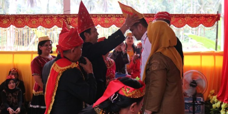 Bupati dan Wakil Bupati Luwu Timur, Irwan Bachri Syam dan Puspawati Husler menghadiri Ritual Adat Pamona 'Pekasiwia' di Desa Kasintuwu, Mangkutana, Selasa 17 Juni 2025. (Foto: Dinas Kominfo-SP Lutim)