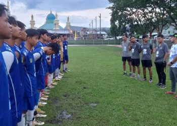 Ketua Askab PSSI Luwu Timur, Asri Rachman Agri dan pelatih Ismail Islam memberikan wejangan kepada para pemain Perslutim, usai laga uji coba kontra Perspin Pinrang, Sabtu (12/7/2025).