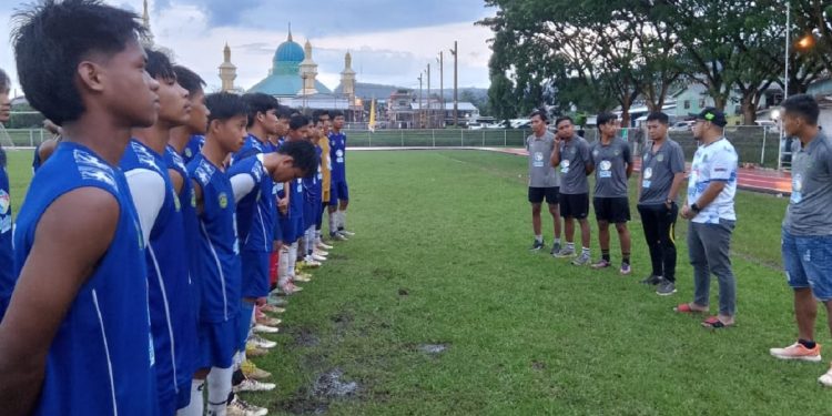Ketua Askab PSSI Luwu Timur, Asri Rachman Agri dan pelatih Ismail Islam memberikan wejangan kepada para pemain Perslutim, usai laga uji coba kontra Perspin Pinrang, Sabtu (12/7/2025).