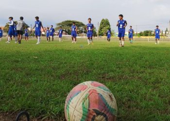 Para pemain Perslutim Luwu Timur melakukan pemanasan sebelum laga uji coba melawan Perspin Pinrang di Lapangan Perseso Sorowako, Sabtu (12/07/2025) sore. (Foto: jaeja.id)